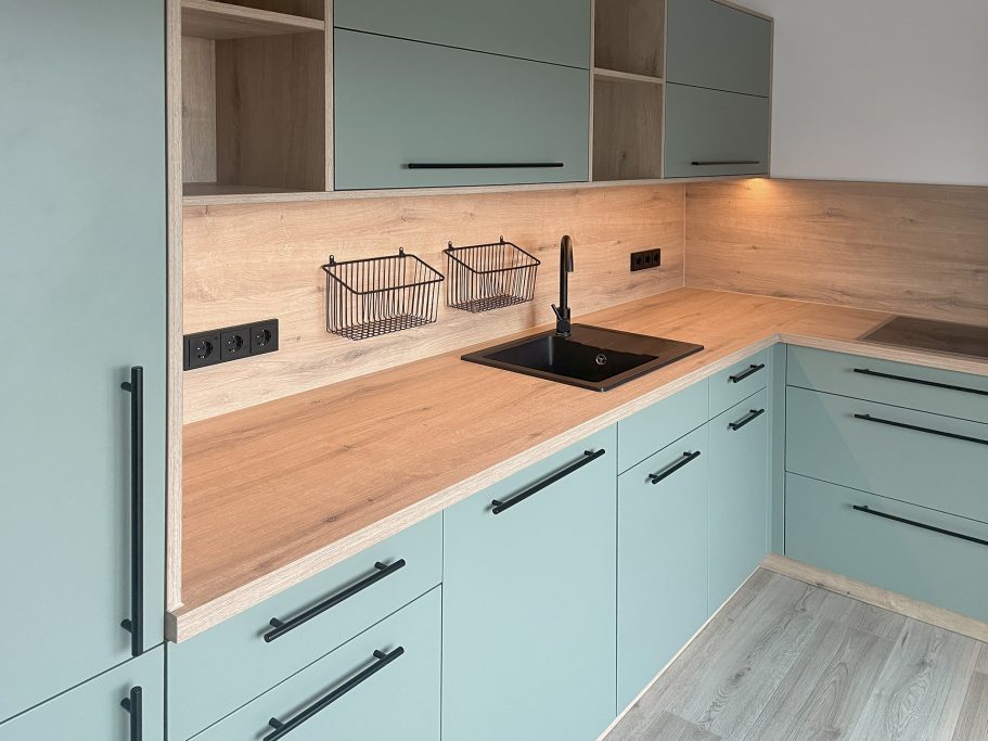 Einbauküche mit LED-Beleuchtung Grüne Einbauküche mit LED Leiste unter den Hängeschränken.