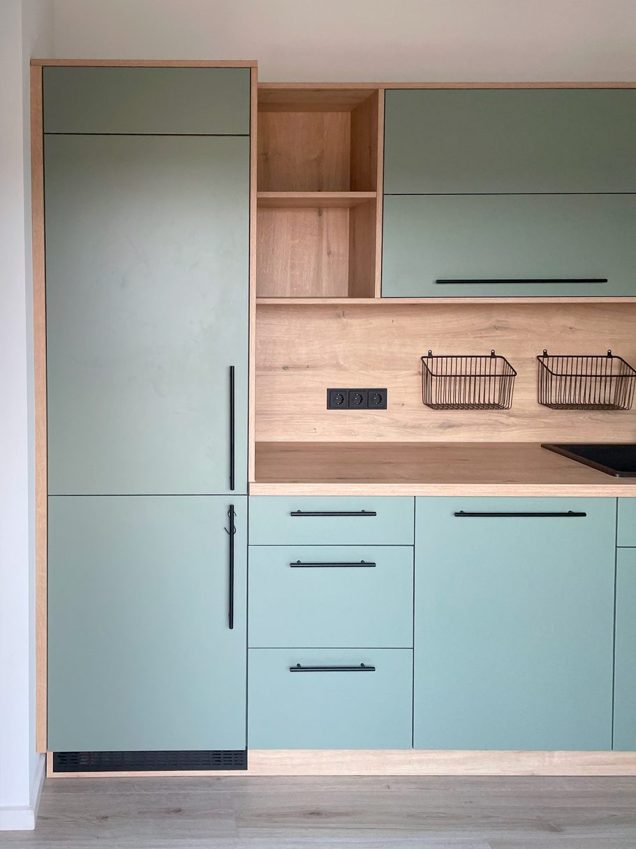 Einbauküche Teil einer Einbauküche mit Hängeschrankelementen in grün