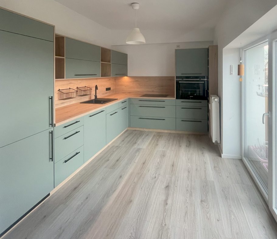 Einbauküche grün Komplettansicht einer grünen Einbauküche mit grünen Fronten und Holzarbeitsplatte