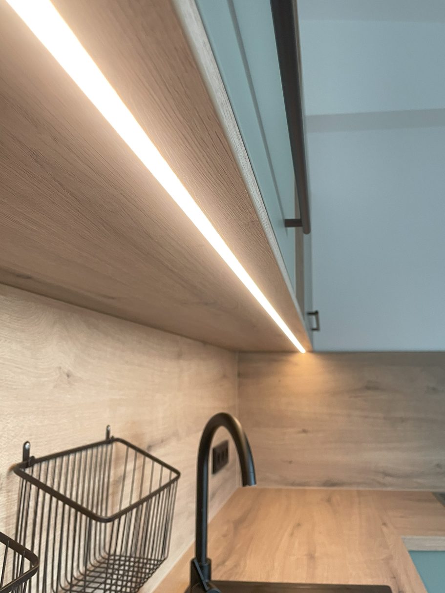 Einbauküche LED Leiste Grüne Einbauküche mit LED Leiste unter den Hängeschränken.